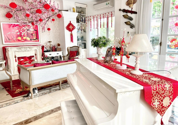 Ngoài bộ sofa cỡ lớn, Minh Khang - Thúy Hạnh còn đặt một chiếc đàn ngay lối vào để Minh Khang và các con gái chơi nhạc mỗi khi rảnh rỗi. Ảnh: FBNV