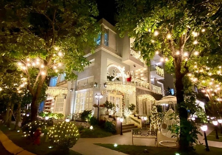 Bao quanh biệt thự là khoảng sân xanh mướt, được phủ kín bởi nhiều loại cây cảnh. Ảnh: FBNV