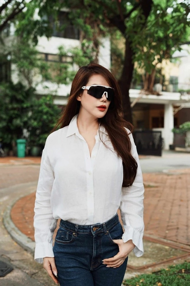 Trương Ngọc Ánh còn thường xuyên xuất hiện trong những trang phục hàng hiệu đắt đỏ đến từ các thương hiệu thời trang xa xỉ quốc tế. Ảnh: FBNV