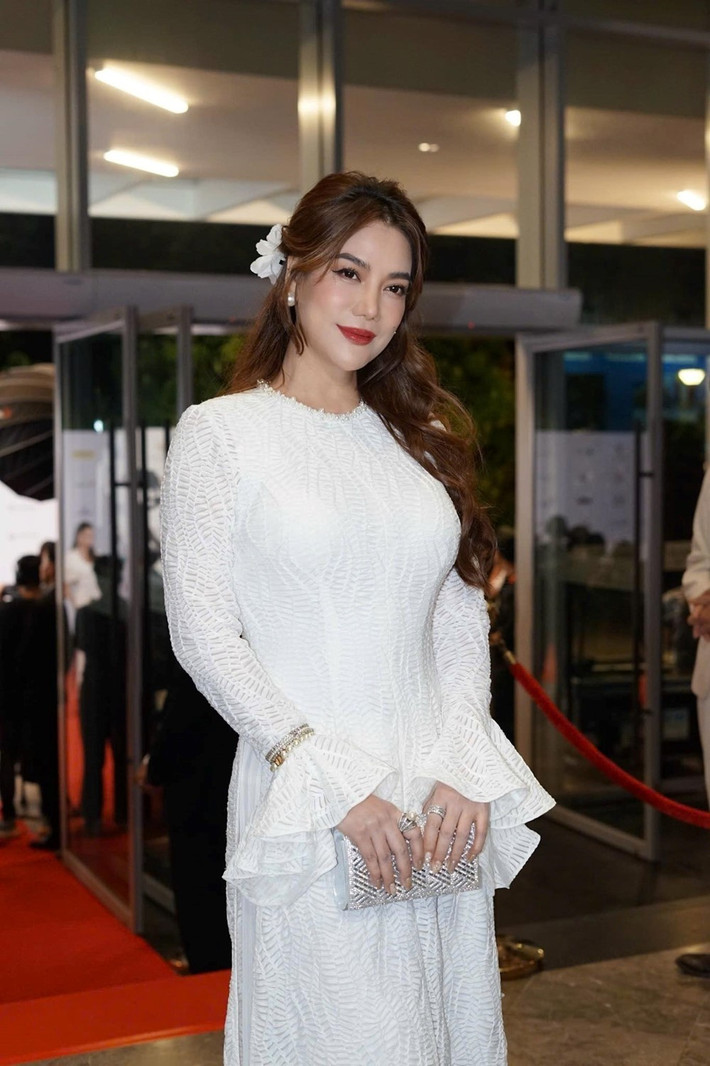 Năm 2020, Trương Ngọc Ánh xách túi Kelly - một trong hai mẫu túi kinh điển của Hermes, trị giá 200 triệu đồng tham gia sự kiện. Ảnh: FBNV