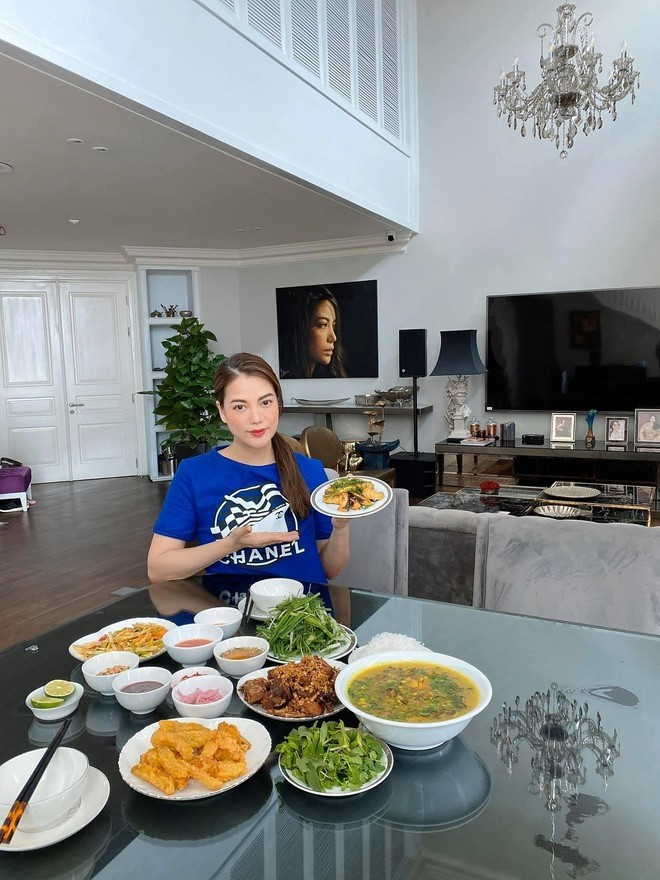 Penthouse của Trương Ngọc Ánh được thông tầng bởi 2 căn hộ, thiết kế tinh tế, theo tông trắng xám đen. Ảnh: FBNV