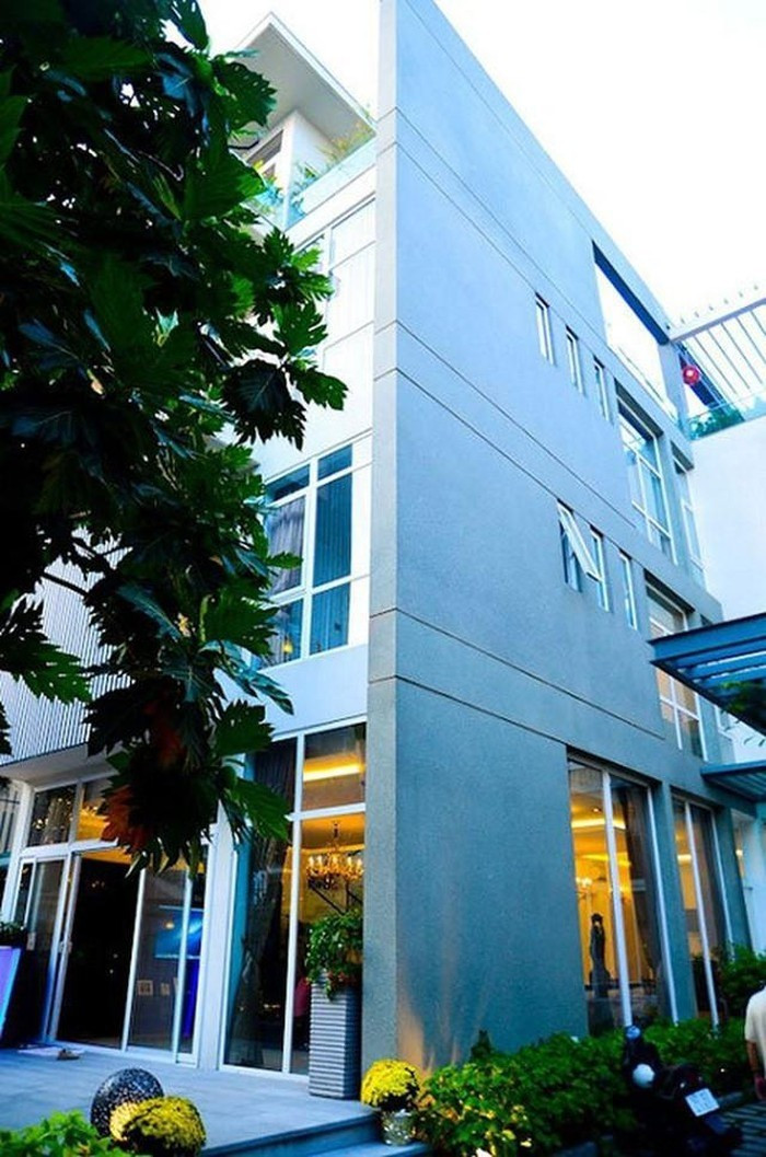 Biệt thự mang phong cách trẻ trung, hiện đại, gần gũi với thiên nhiên. Ảnh: FBNV