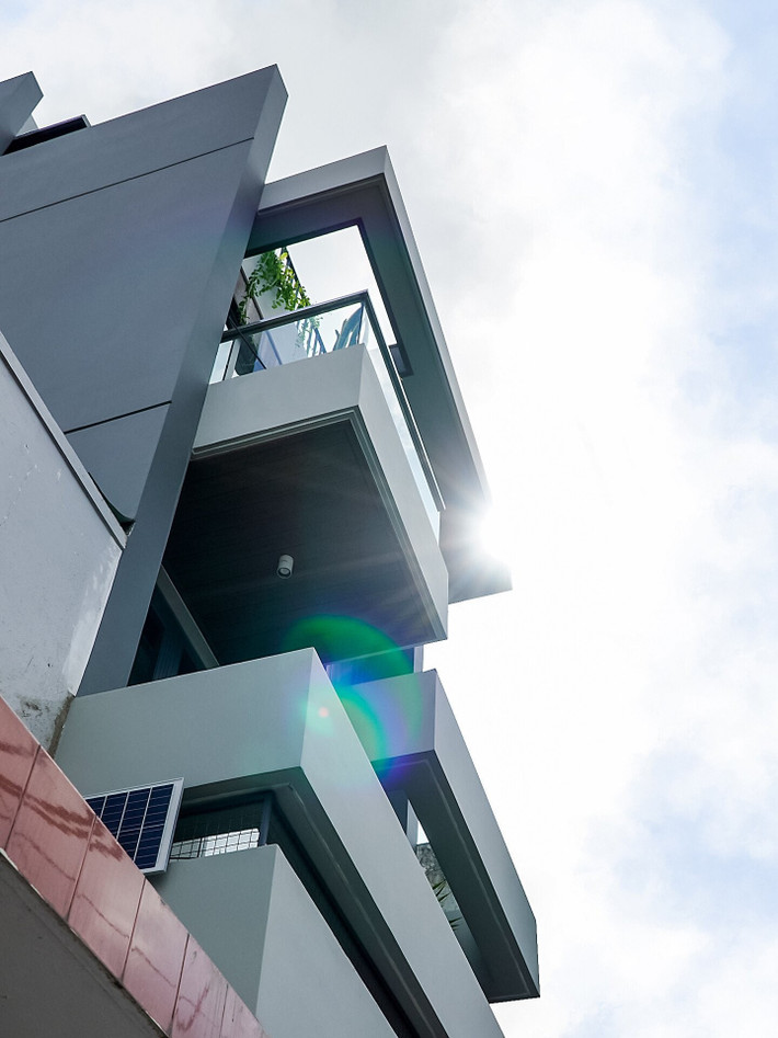 Stack House là ngôi nhà phố xây trên khu đất 76m2 tại tại TP HCM. Điểm nổi bật của ngôi nhà là lấy cảm hứng từ các khối xếp lớp. Ảnh: 3A Design