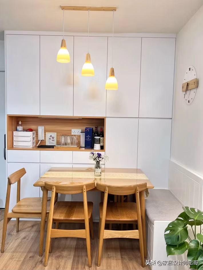 Ngay khi bước vào nhà là khu vực ăn uống kết hợp tủ lưu trữ cao kịch trần. Ảnh: Tóutiáo