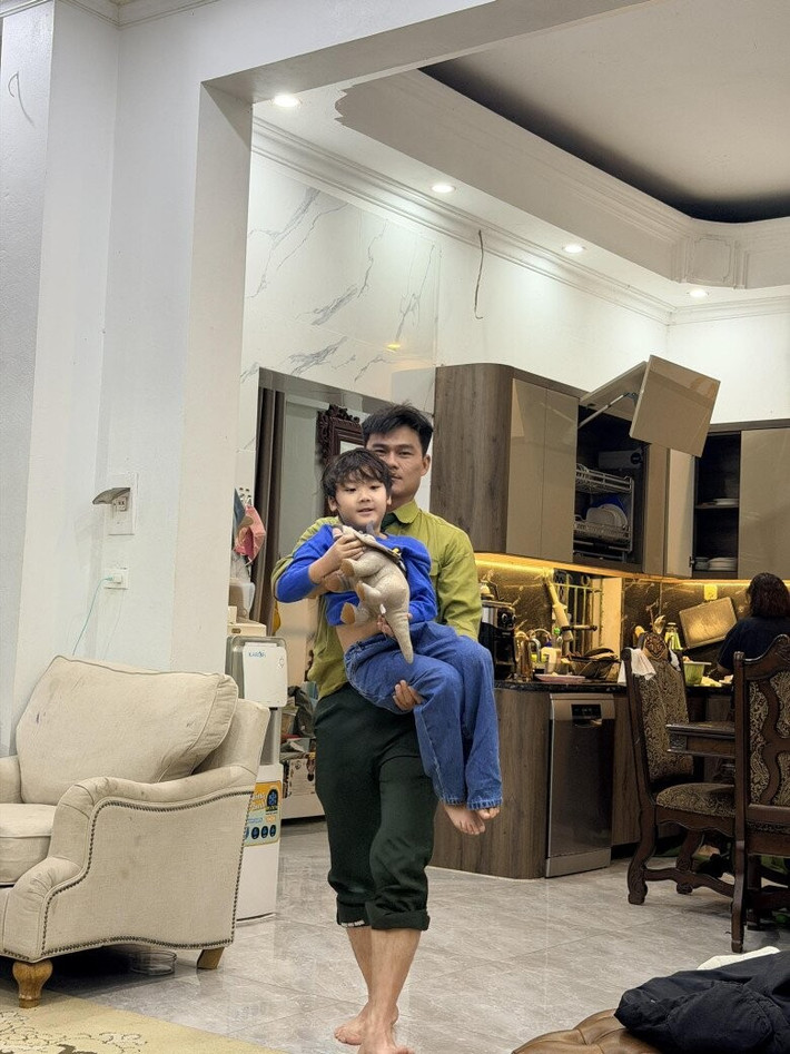 Một góc nhìn xuyên suốt từ phòng khách sang khu vực bếp hiện đại. Ảnh: FBNV