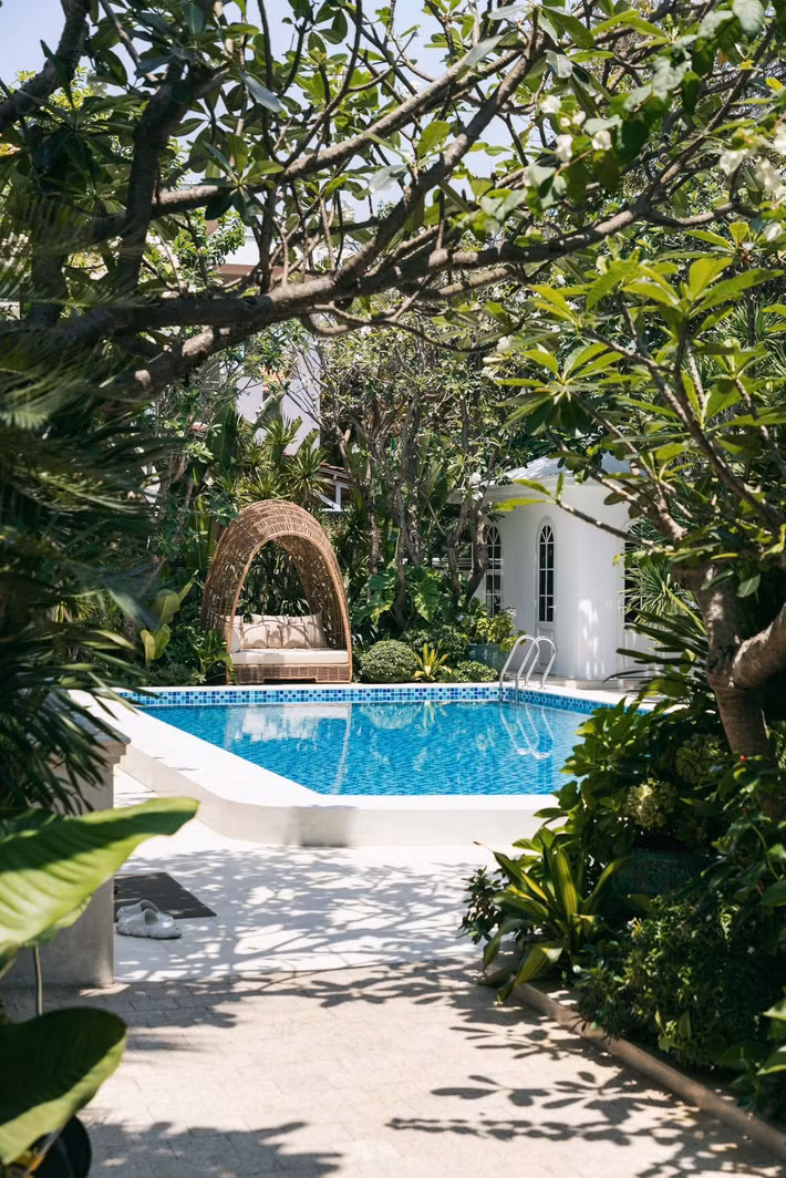 Sự kết hợp giữa làn nước mát và gốc cây cảnh khỏe khoắn tạo nên một resort tại gia đúng nghĩa. Ảnh: FB Do Manh Cuong