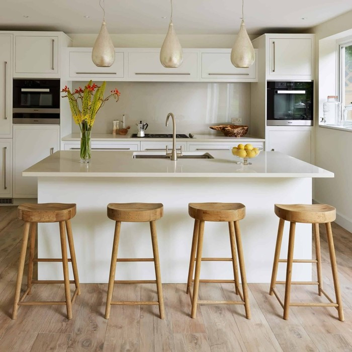 Nguyên tắc “tam giác bếp” gồm bếp nấu – chậu rửa – tủ lạnh giúp tối ưu thao tác khi nấu ăn. Tuy nhiên, nhiều căn bếp hiện nay bố trí các khu vực này quá xa nhau hoặc bị chắn bởi đảo bếp, bàn ăn. Ảnh: Harvey Jones