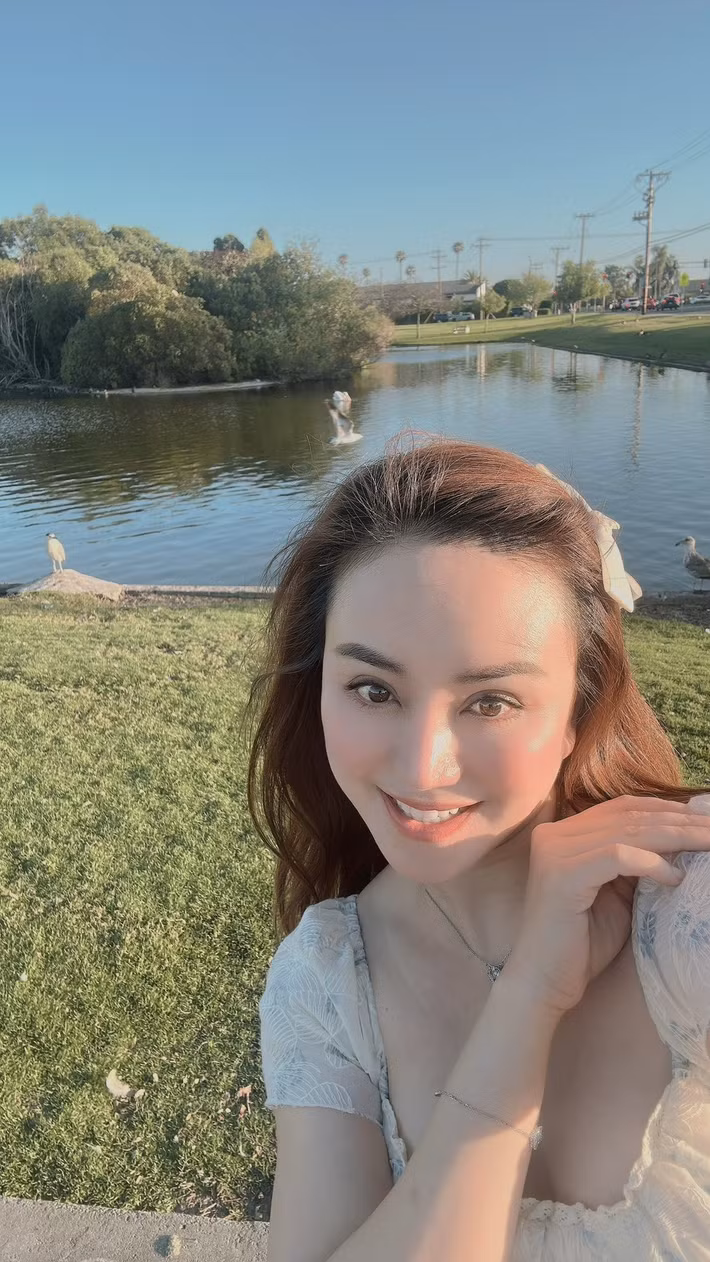 Từ cuối năm 2025, Vy Oanh sang Mỹ phụ giúp công việc kinh doanh của chồng, chạy show và chăm lo cho các con. Nữ ca sĩ khẳng định gia đình vẫn ở Việt Nam, chỉ bay đi bay lại. Ảnh: FB Nguyễn Vy Oanh