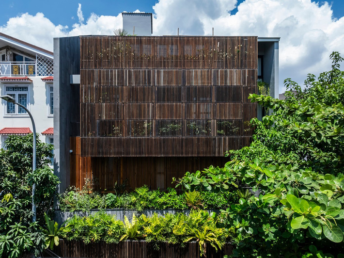 “Hộp đen” không đóng kín mà liên tục chuyển động – ánh sáng xuyên qua khe lam, cây xanh mọc vươn ra từ các tầng, gió mơn man qua các ô cửa. Ảnh: Hiroyuki Oki