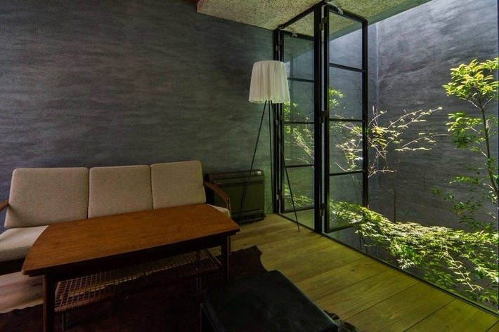 Gác lửng được sử dụng như phòng khách là một bước chuyển nhẹ nhàng từ phong cách thẩm mỹ hiện đại hơi hướng u tối sang phong cách thẩm mỹ sáng sủa. Ảnh: Homeli