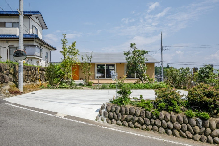 Tọa lạc tại thành phố Nagaoka (Nhật Bản), House in Nagaoka là ngôi nhà cấp 4 nhỏ 85m2 nhưng được bao quanh bởi khu vườn rộng hơn 357m2. Ảnh: Ippei Shinzawa