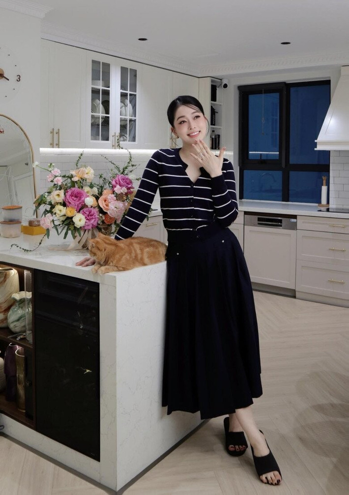 Bàn đảo được Phương Nga decor bằng chiếc gương nhỏ và bình hoa xinh xắn. Ảnh: FBNV