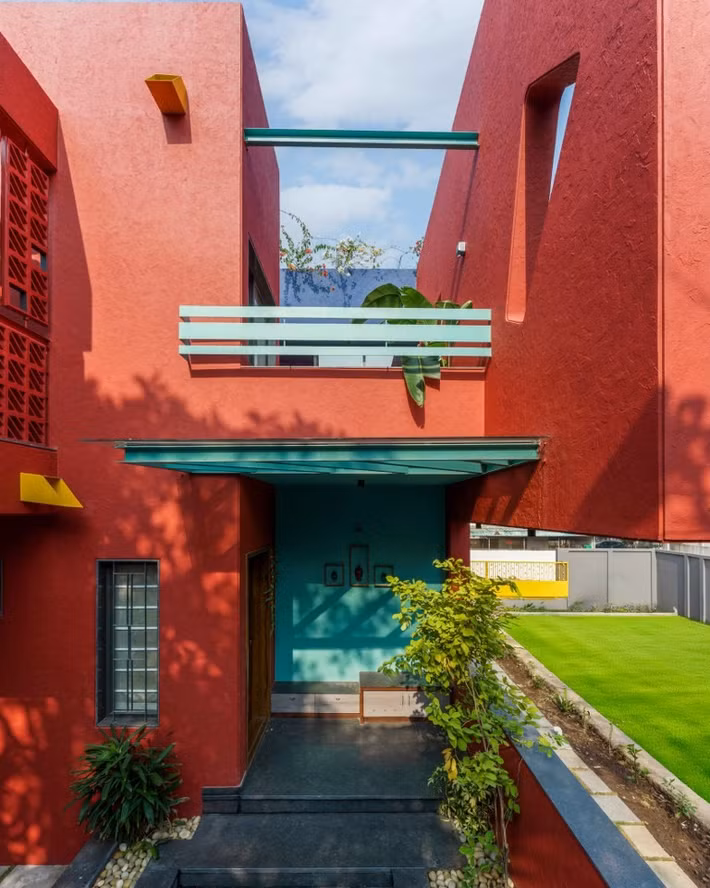 Các hình khối hình học gọn gàng và đường cắt năng động phá vỡ khối kiến ​​trúc, tạo chiều sâu thị giác và nhịp điệu. Ảnh: Thearchitectsdiary