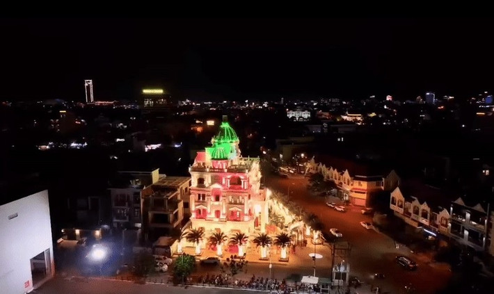 Tòa lâu đài bừng sáng vào ban đêm. Ảnh: FB Trần Thị Bích Ngân