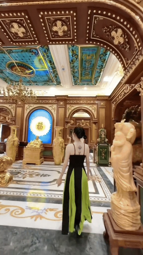 Khu vực sảnh, phòng khách và bàn ăn có nhiều đồ trang trí bằng ngọc, đá quý. Ảnh: FB Trần Thị Bích Ngân