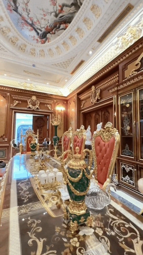 Bàn ăn rộng lớn mang phong cách hoàng gia. Ảnh: FB Trần Thị Bích Ngân