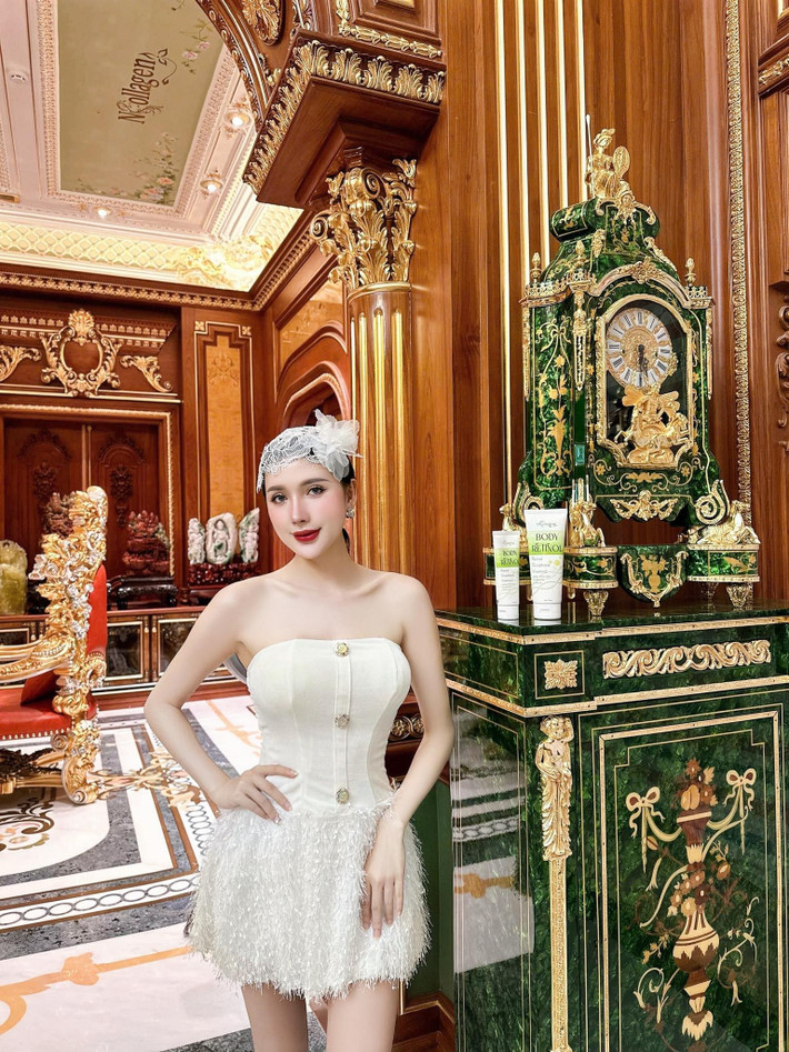 Ngân Collagen (tên thật Trần Thị Bích Ngân, quê Cà Mau), là người sáng lập và điều hành một thương hiệu mỹ phẩm. Ngoài ra, Bích Ngân cùng ông xã còn kinh doanh thêm trang sức kim cương, xây dựng...Ảnh: FB Trần Thị Bích Ngân