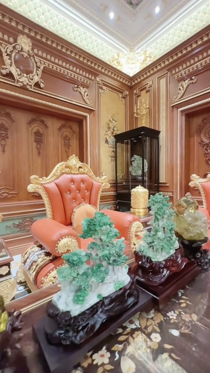 Một số đồ decor từ ngọc và đá quý. Ảnh: FB Trần Thị Bích Ngân