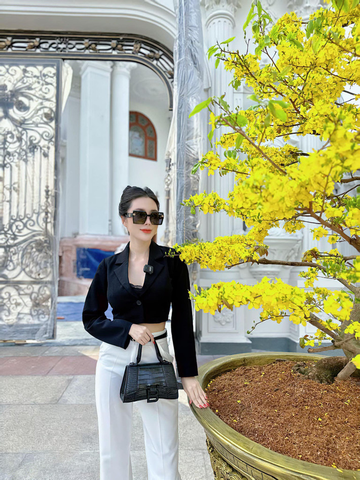 Biệt thự được xây dựng trên khu đất có diện tích 1000m2 và mất 5 năm mới có thể hoàn thiện. Ảnh: FB Trần Thị Bích Ngân