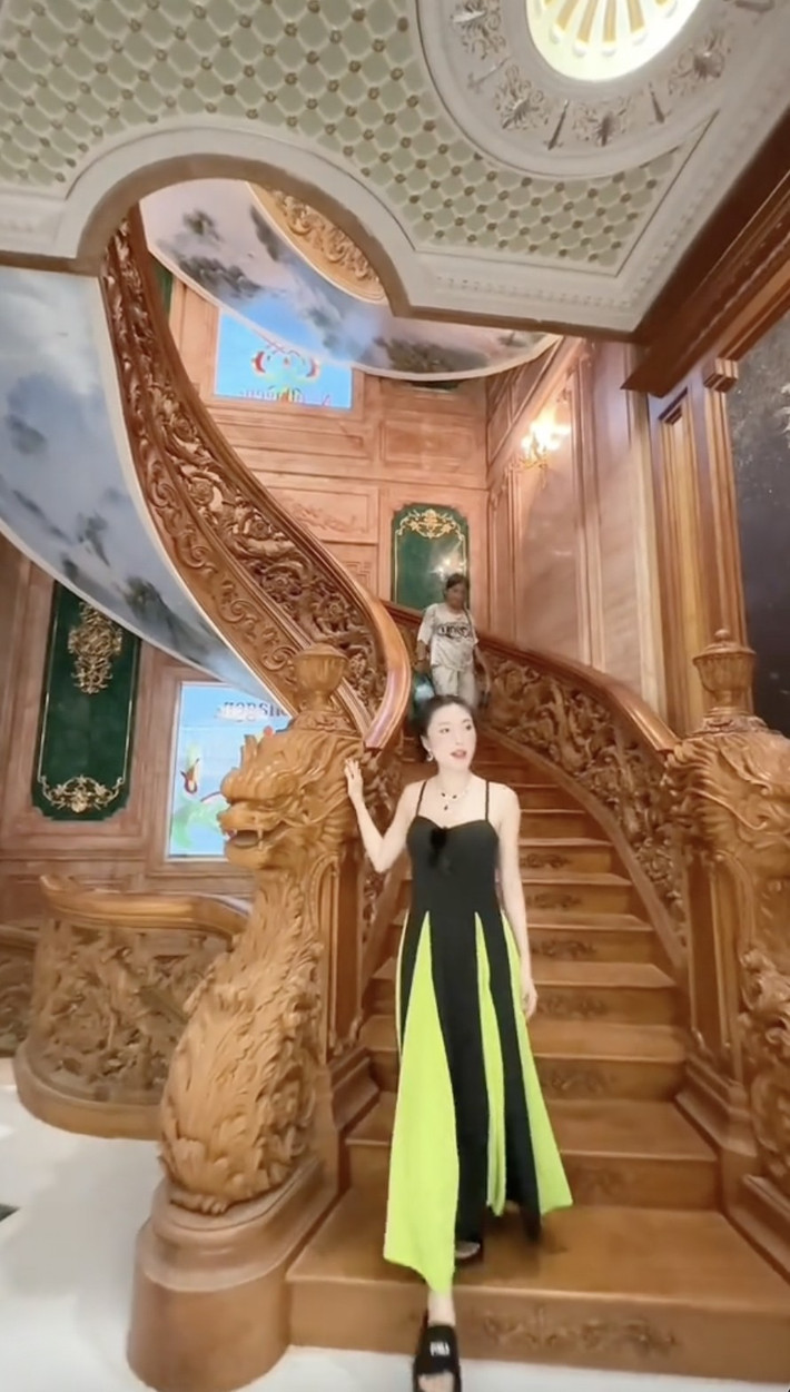 Cầu thang bằng gỗ. Ảnh: FB Trần Thị Bích Ngân