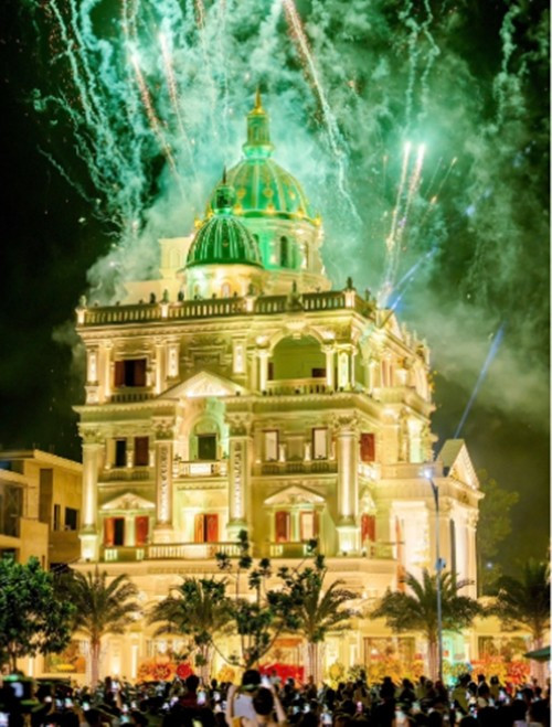 Toàn bộ ngôi nhà được lắp hệ thống đèn rực rỡ, khi phố lên đèn, cả lâu đài sẽ phát sáng nổi bật. Ảnh: FB Trần Thị Bích Ngân