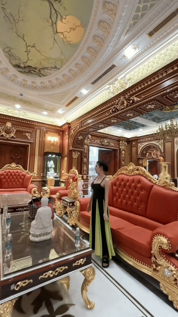 Ngôi nhà được kết hợp giữa các loại gỗ với điểm nhấn là nội thất được phủ vàng, đá quý. Ảnh: FB Trần Thị Bích Ngân