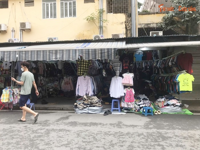 Ngoài thực phẩm còn có các gian hàng quần áo.