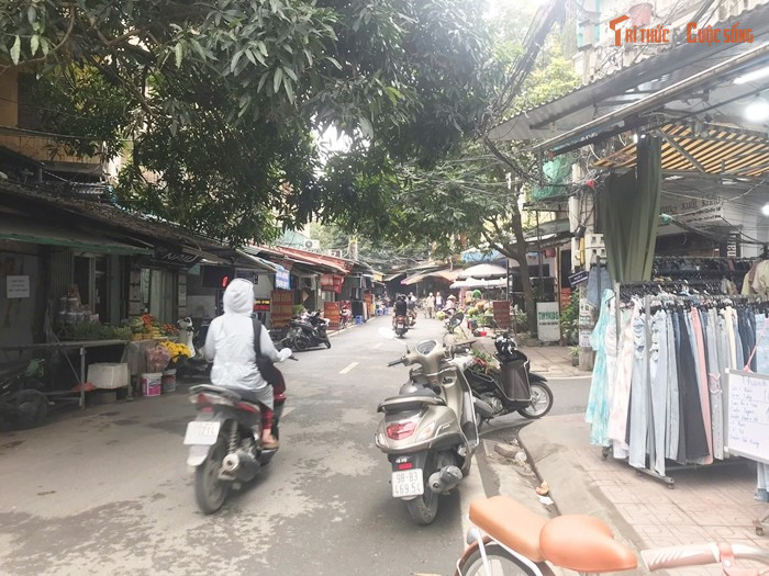 Chợ cóc tại khu vực vỉa hè đường Phan Đình Phùng - Trần Văn Chuông (phường Hà Đông), nằm trong nhóm 3, có thời hạn buộc hoàn thành giải tỏa trước ngày 30/12/2026.