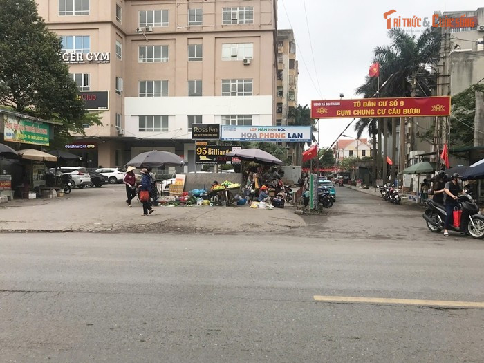 Ngoài ra, Hà Nội vẫn còn nhiều chợ cóc, chợ tạm không nằm trong danh sách bị giải tỏa nhưng đang hoạt động mua bán tấp nập.