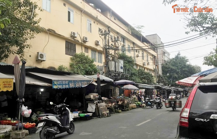 Chợ thường họp tập trung trên vỉa hè và lòng đường Phan Đình Phùng và Trần Văn Chuông. Đây là khu vực gần chợ Hà Đông nên lượng người qua lại rất lớn.