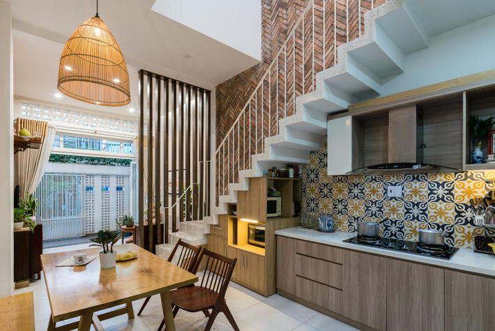 Theo đó, kiến trúc sư sắp xếp đan cài không gian riêng của từng cá nhân nhưng vẫn không quên tạo sự kết nối chặt chẽ trong sinh hoạt của mọi người. Ảnh: Quang Trần