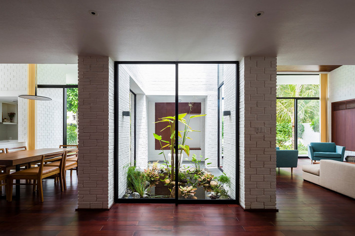 Giếng trời ngăn cách không gian phòng khách và bếp. Ảnh: Hiroyuki Oki