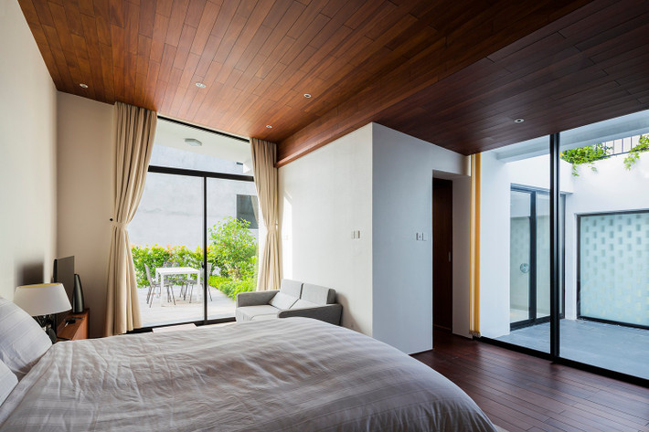 Nhà gồm 4 phòng ngủ, 2 phòng ở tầng một và 2 phòng ở tầng hai. Ảnh: Hiroyuki Oki