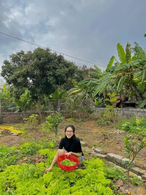Trước đây, Đỗ Thị Hà từng hé lộ vườn rau xanh mướt của gia đình khiến nhiều người xuýt xoa. Ảnh: FBNV
