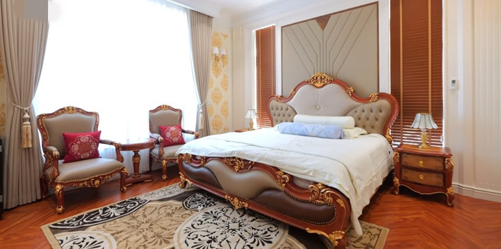 Phòng ngủ mang đậm phong cách hoàng gia với nhiều chi tiết mạ vàng. Ảnh: Chụp màn hình