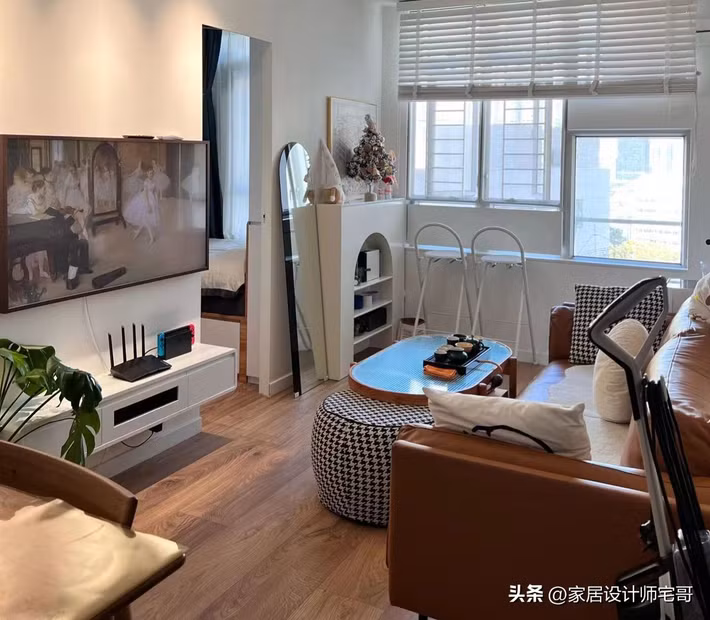 Phòng khách với sofa màu nâu, bàn trà dạng module. Ảnh: Tóutiáo