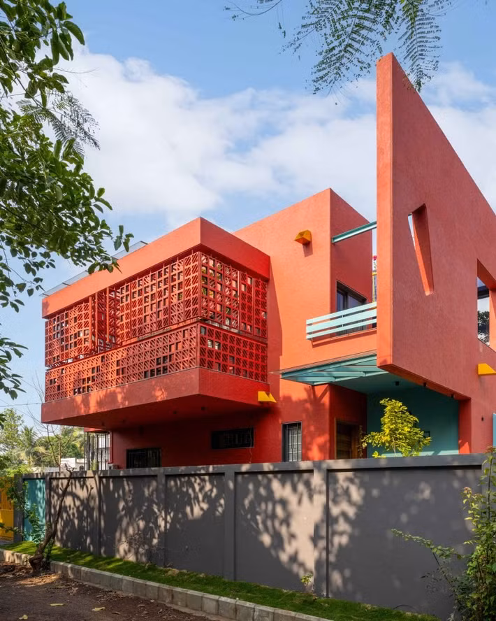 Công trình thể hiện triết lý thiết kế nhất quán, ưu tiên tính kết nối giữa con người và thiên nhiên, sử dụng các yếu tố bản địa kết hợp công năng hiện đại để tạo ra không gian sống yên bình giữa đô thị. Ảnh: Thearchitectsdiary