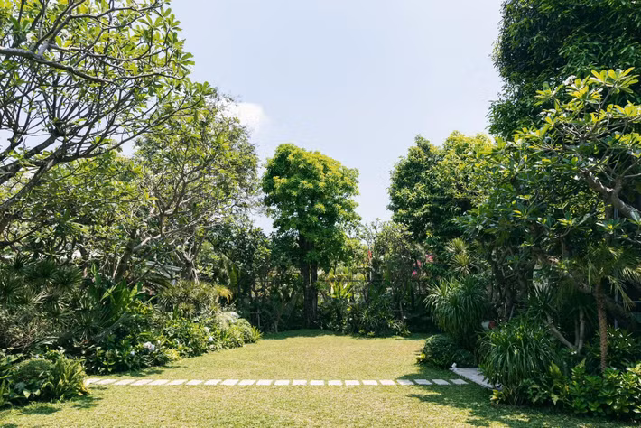 Khuôn viên căn nhà rộng tới 2.000m2, được thiết kế như một ốc đảo tách biệt hoàn toàn với sự xô bồ của phố thị. Ảnh: FB Do Manh Cuong