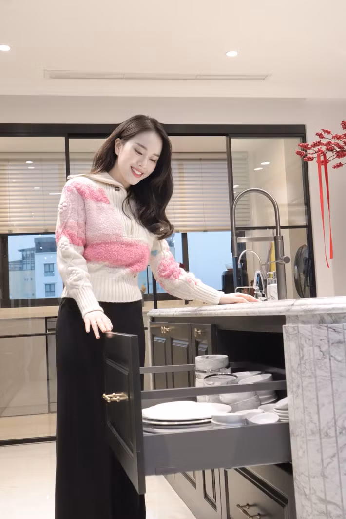 Bếp là nơi nữ MC tự tay chuẩn bị từng bữa ăn dặm cho con trai. Ảnh: FBNV