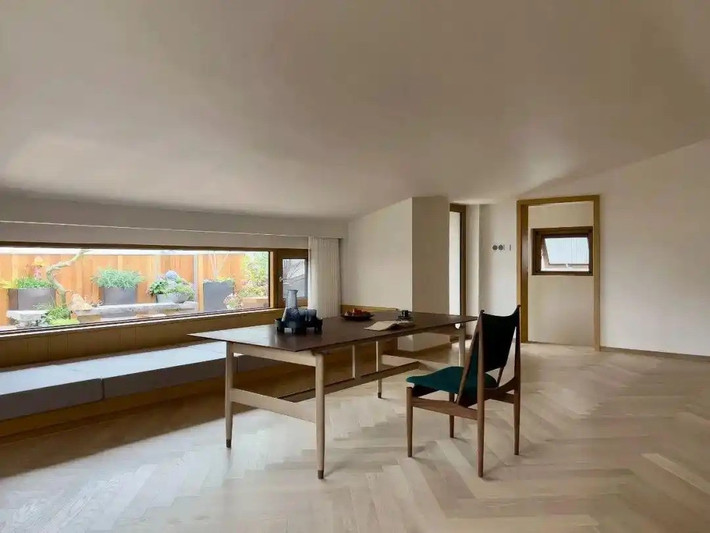 Tầng một cũng có không gian sân vườn, nơi bà Hứa dành nhiều thời gian cùng gia đình trò chuyện, ngắm cây thay lá theo mùa. Ảnh: Toutiao &gt;&gt;&gt; Mời độc giả xem video: Hà Nội kiểm tra hơn 1.000 căn biệt thự cũ. Nguồn: VTV24