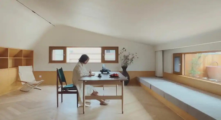 Tầng 2 là khu vực của gia đình anh trai với 2 phòng ngủ và một phòng học. Trong khi đó, gia đình bà Hứa ở tầng ba. Ảnh: Toutiao