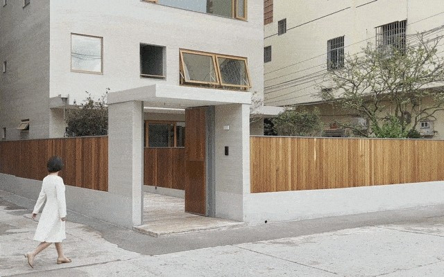 Sau nhiều năm làm việc tại Thượng Hải (Trung Quốc), Hứa Nhất Hồng quyết định đưa cả gia đình về quê nhà ở Hạ Môn. Người phụ nữ này gom 3 triệu NDT (10 tỷ đồng), cùng anh trai mua đất, xây biệt thự tại một ngôi làng nhỏ. Ảnh: Toutiao