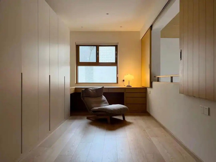 Ngôi nhà không có quá nhiều chi tiết trang trí cầu kỳ. Thay vào đó là không gian rộng rãi, dễ di chuyển, tách biệt đủ để các thành viên có cảm giác riêng tư nhưng vẫn tạo sự kết nối cần thiết. Ảnh: Toutiao