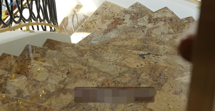 Toàn bộ mặt cầu thang được ốp đá nhập khẩu. Ảnh: Chụp màn hình