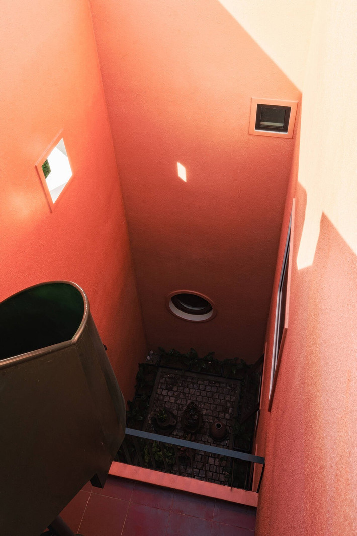 Vật liệu chính của công trình là gạch 4 lỗ màu đỏ cam. Không sử dụng theo cách thông thường, kiến trúc sư cắt nhỏ và ốp dọc gạch ở khu vực logia và mặt đứng. Ảnh: Phan Trọng Tín - Minh Anh