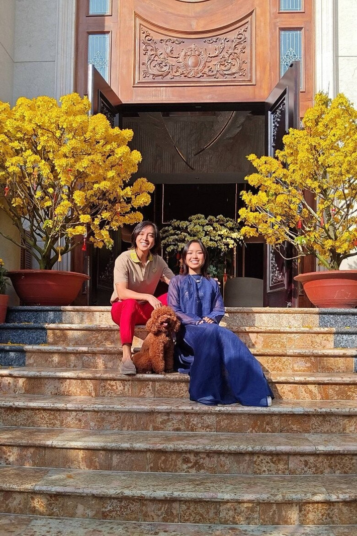 Dịp Tết vừa qua, Việt Hương khoe mai vàng nở tưng bừng trước cửa biệt thự. Ảnh: FBNV