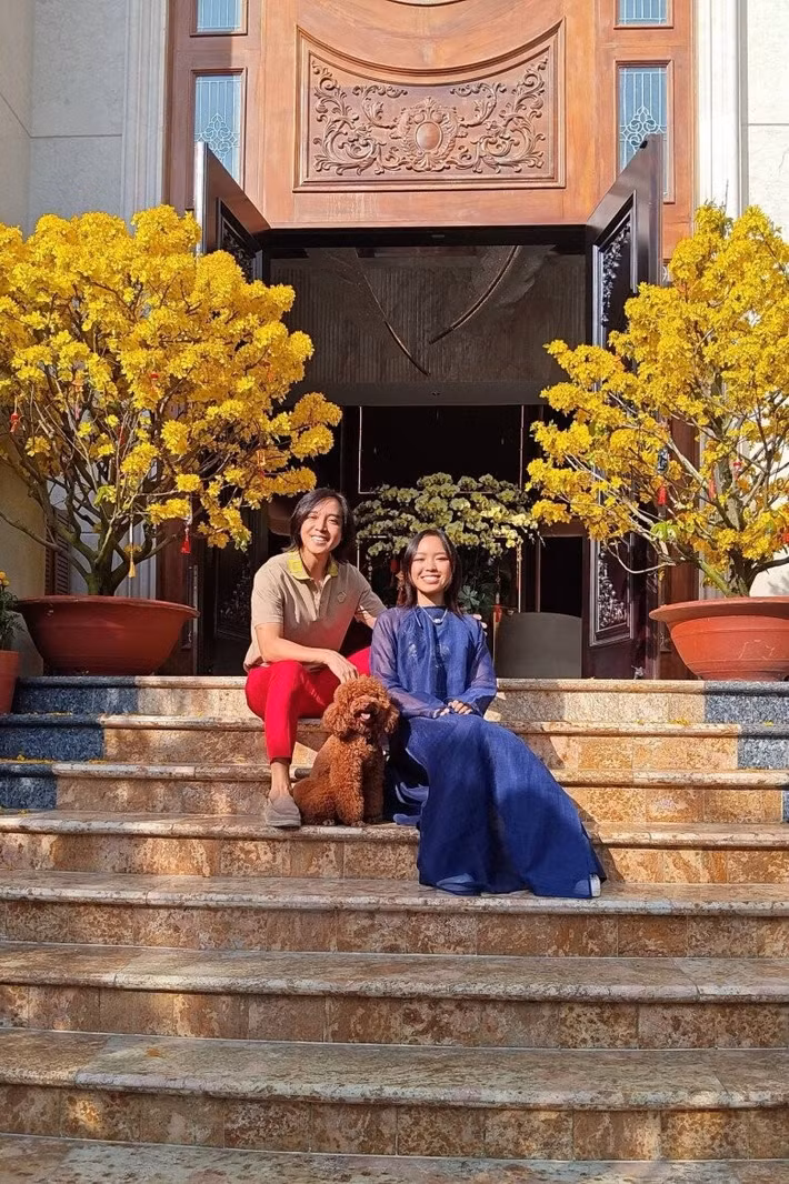 Dịp Tết vừa qua, Việt Hương khoe mai vàng nở tưng bừng trước cửa biệt thự. Ảnh: FBNV