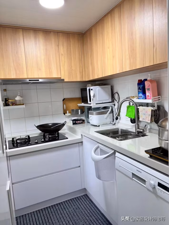 Bếp thiết kế theo dạng chữ I nhỏ gọn, tích hợp tủ dưới và tủ treo tường. Ảnh: Tóutiáo