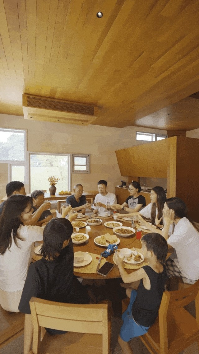 Do bố mẹ đã ngoài 80 tuổi, nam doanh nhân sắp xếp phòng họ ở tầng 1 và lắp đặt thang máy để thuận tiện di chuyển. Ảnh: Sohu