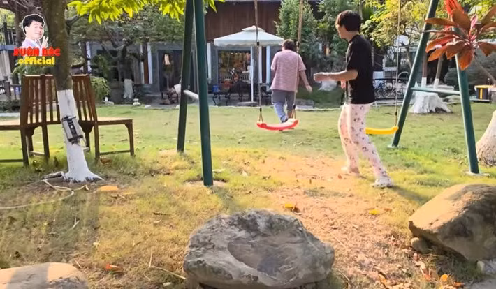 Thông qua đoạn video, khán giả phần nào thấy được không gian rộng lớn, xanh mướt trong biệt phủ của gia đình nam nghệ sĩ. Ảnh chụp màn hình